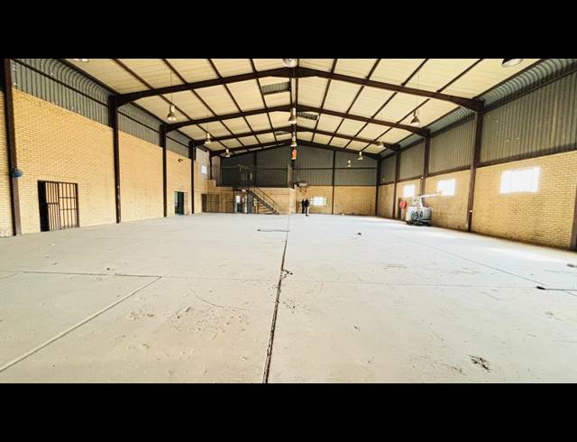 1,100M² WAREHOUSE TO LET IN ROBERTVILLE